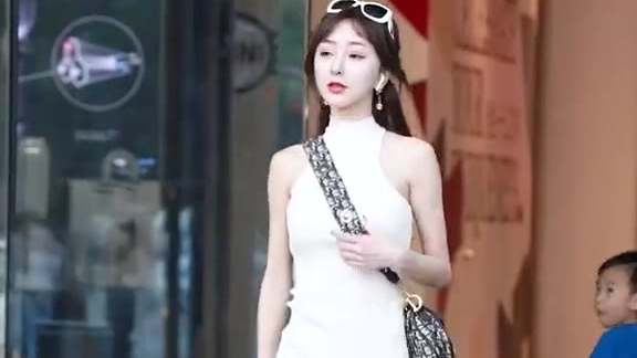 这身衣服真的和小姐姐很搭啊 #美女帅哥##美女# 